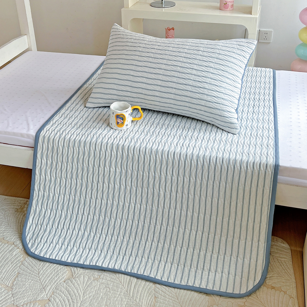 91家纺网 家纺一手货源 找家纺 乐野家居 2025热款学生床全棉色织水洗棉夹棉多功能床垫-床盖 格律 浅兰