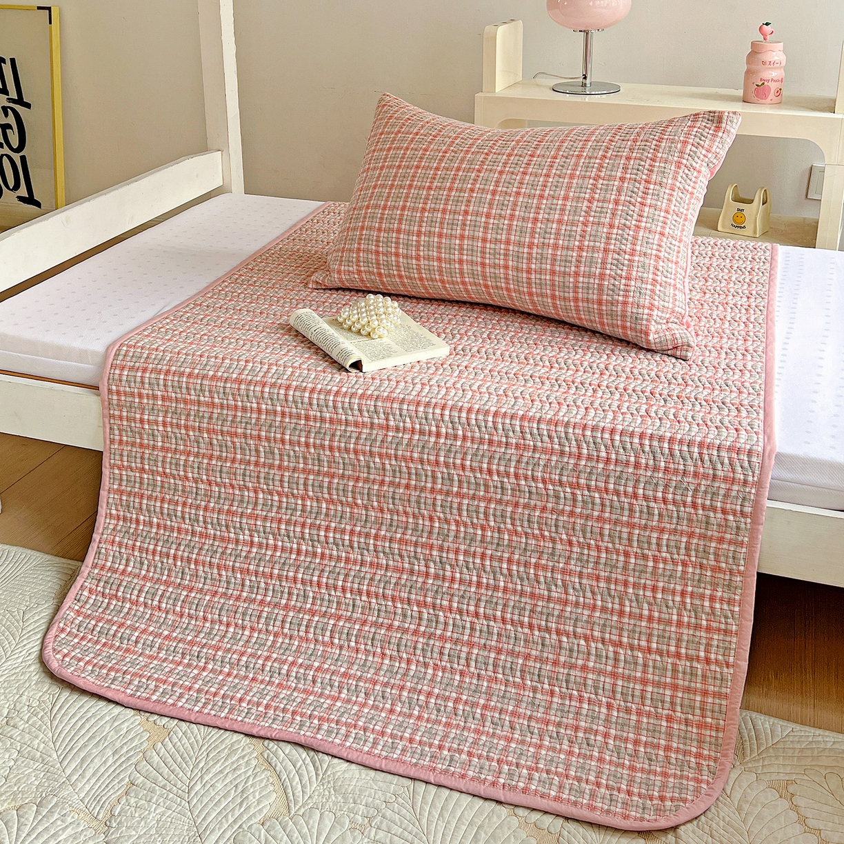 91家纺网 家纺一手货源 找家纺 乐野家居 2025热款学生床全棉色织水洗棉夹棉多功能床垫-床盖 洋气红