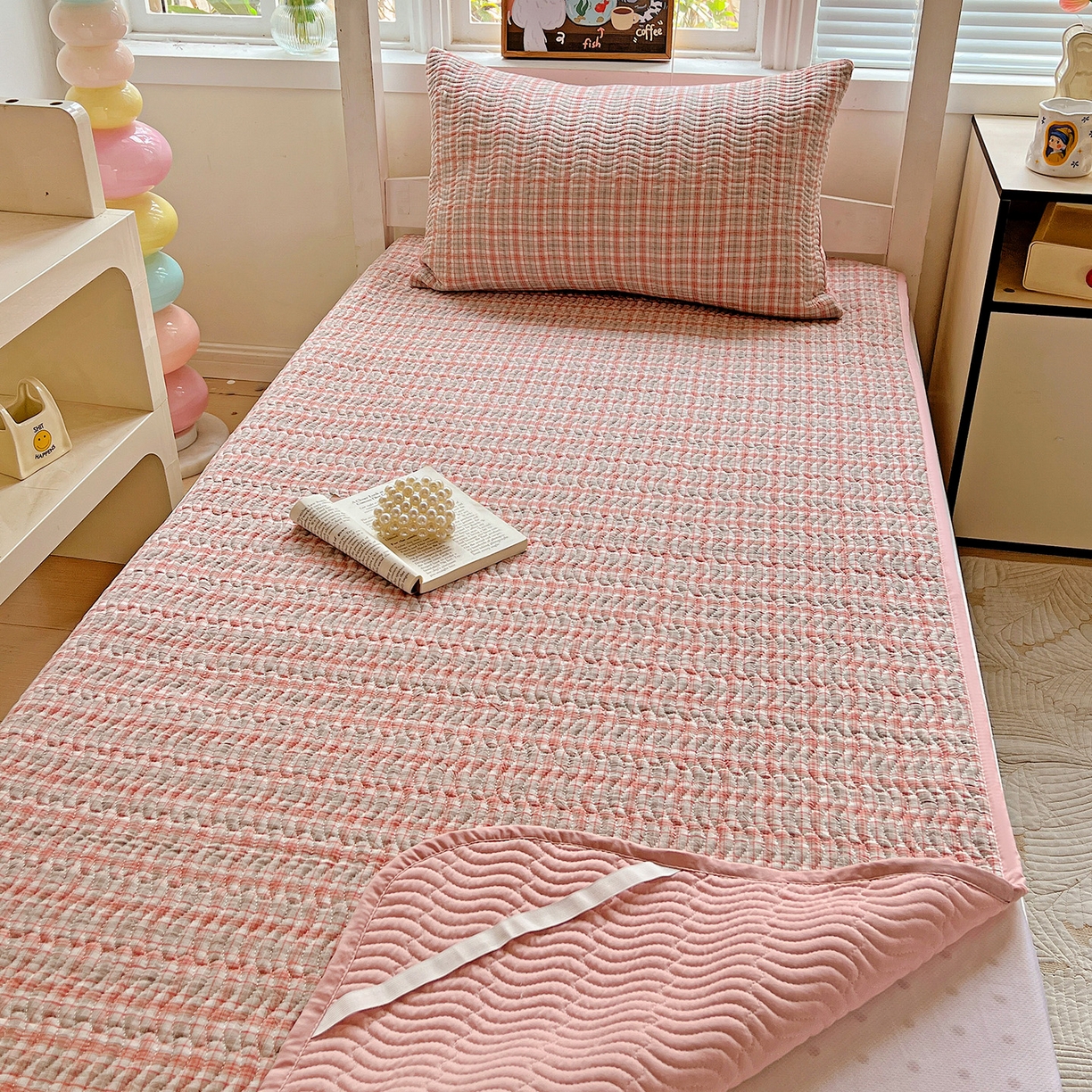 91家纺网 家纺一手货源 找家纺 乐野家居 2025热款学生床全棉色织水洗棉夹棉多功能床垫-床盖 洋气红