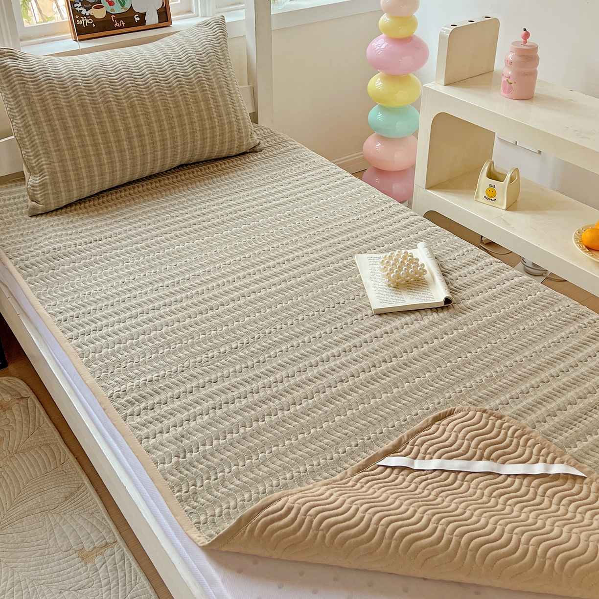 91家纺网 家纺一手货源 找家纺 乐野家居 2025热款学生床全棉色织水洗棉夹棉多功能床垫-床盖 日落绿