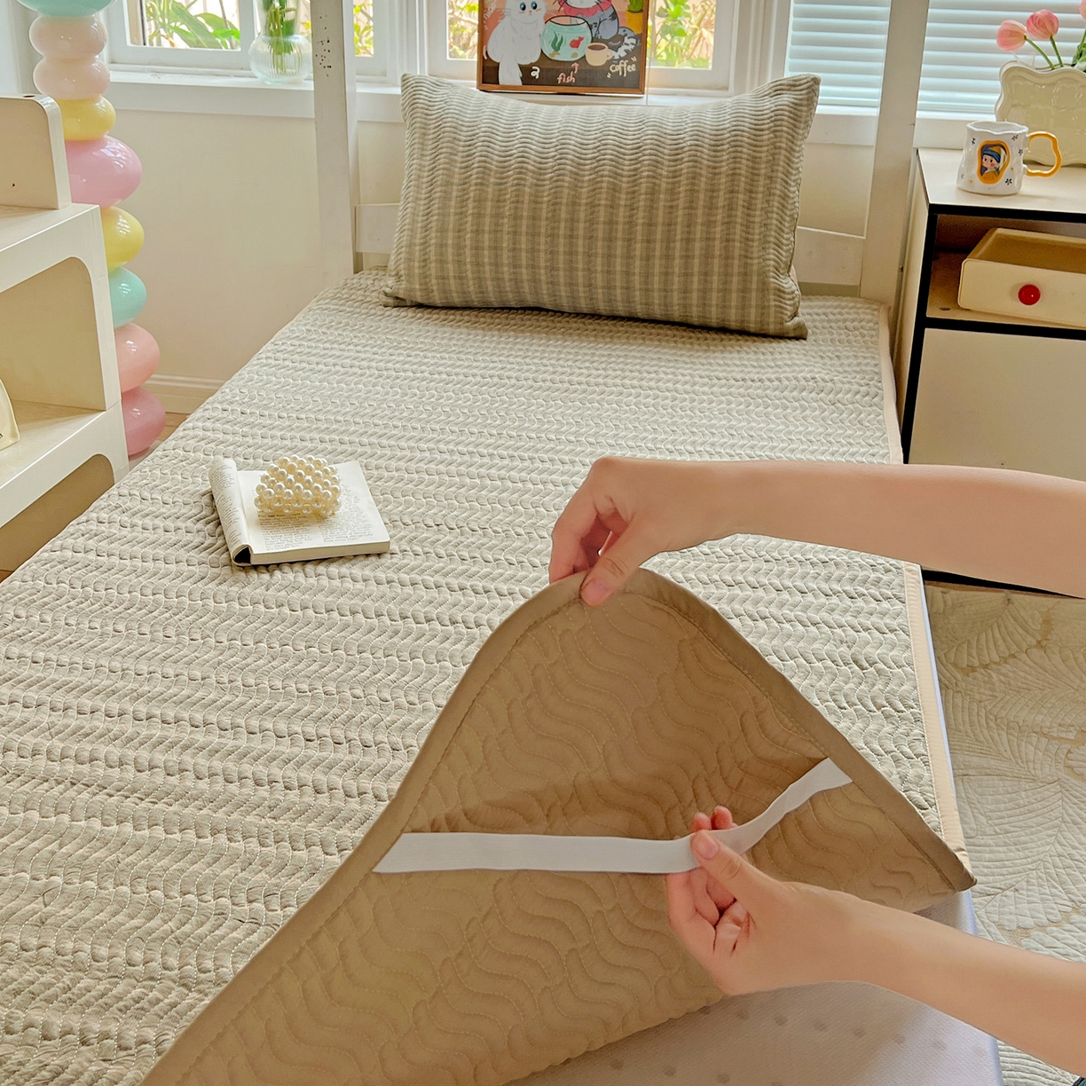 91家纺网 家纺一手货源 找家纺 乐野家居 2025热款学生床全棉色织水洗棉夹棉多功能床垫-床盖 日落绿