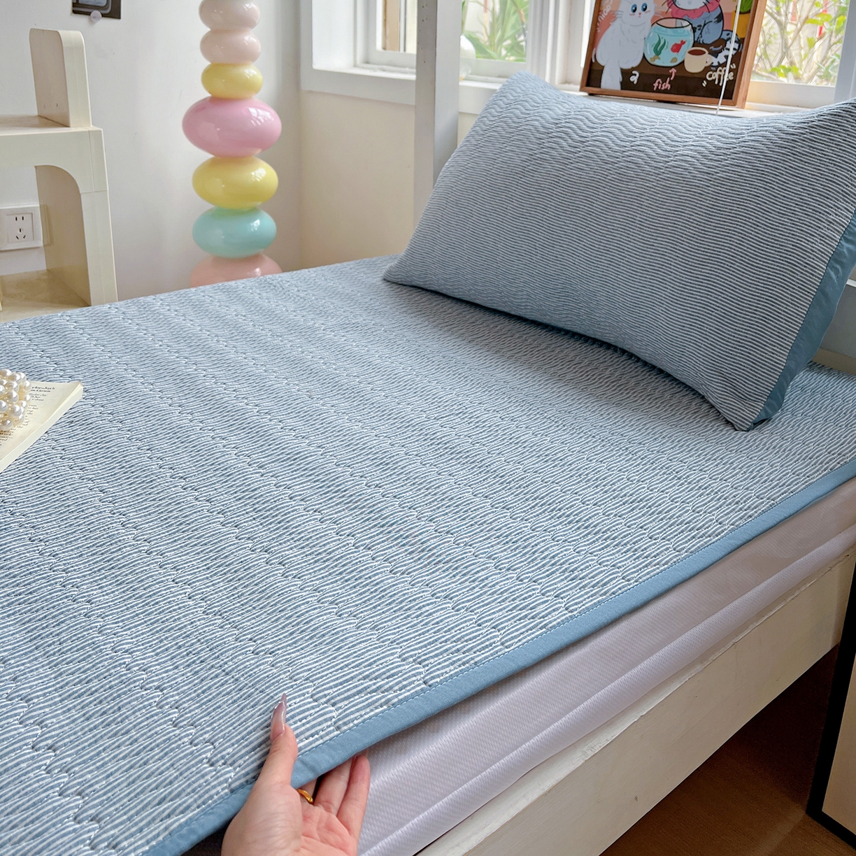 91家纺网 家纺一手货源 找家纺 乐野家居 2025热款学生床全棉色织水洗棉夹棉多功能床垫-床盖 流年布鲁蓝