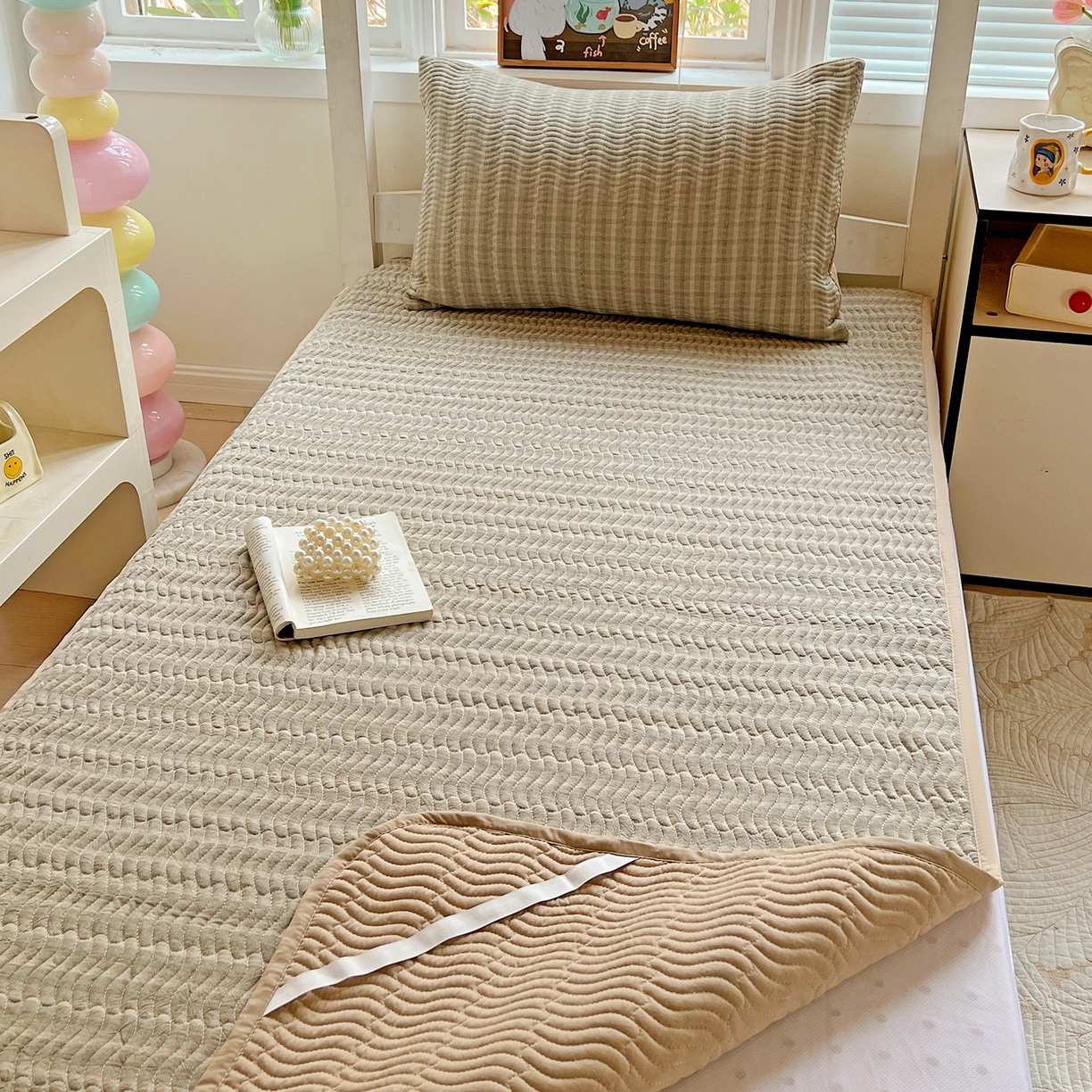 91家纺网 家纺一手货源 找家纺 乐野家居 2025热款学生床全棉色织水洗棉夹棉多功能床垫-床盖 日落绿