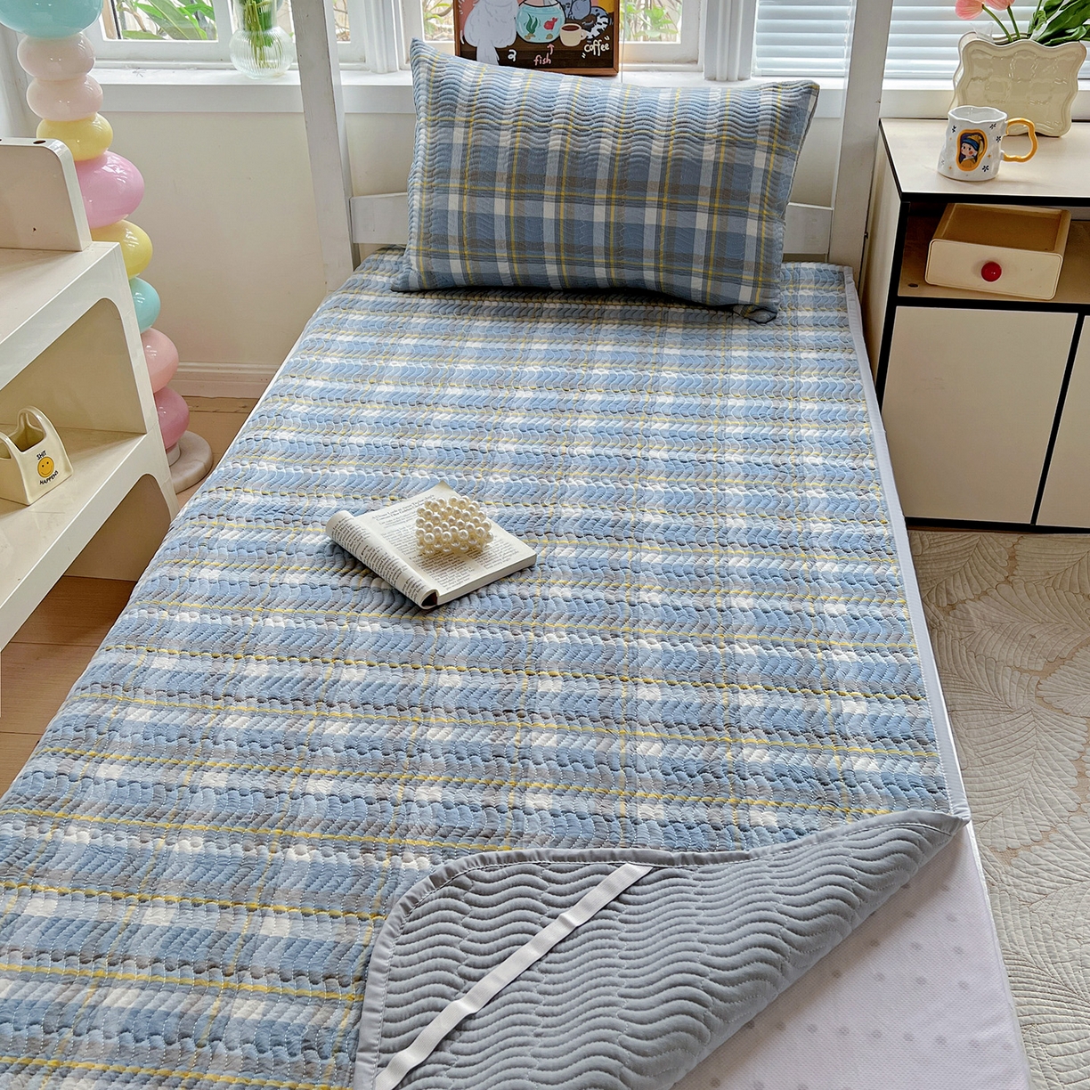 91家纺网 家纺一手货源 找家纺 乐野家居 2025热款学生床全棉色织水洗棉夹棉多功能床垫-床盖 简兮兰