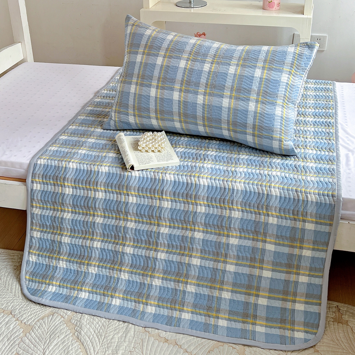 91家纺网 家纺一手货源 找家纺 乐野家居 2025热款学生床全棉色织水洗棉夹棉多功能床垫-床盖 简兮兰