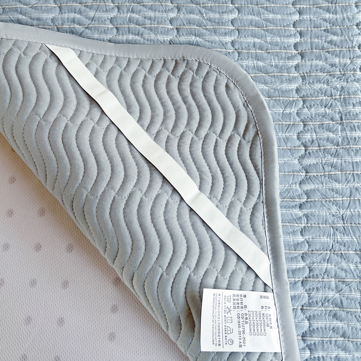 91家纺网 家纺一手货源 找家纺 乐野家居 2025热款学生床全棉色织水洗棉夹棉多功能床垫-床盖 可乐蓝