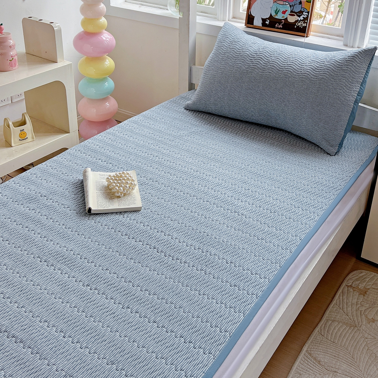 91家纺网 家纺一手货源 找家纺 乐野家居 2025热款学生床全棉色织水洗棉夹棉多功能床垫-床盖 流年布鲁蓝