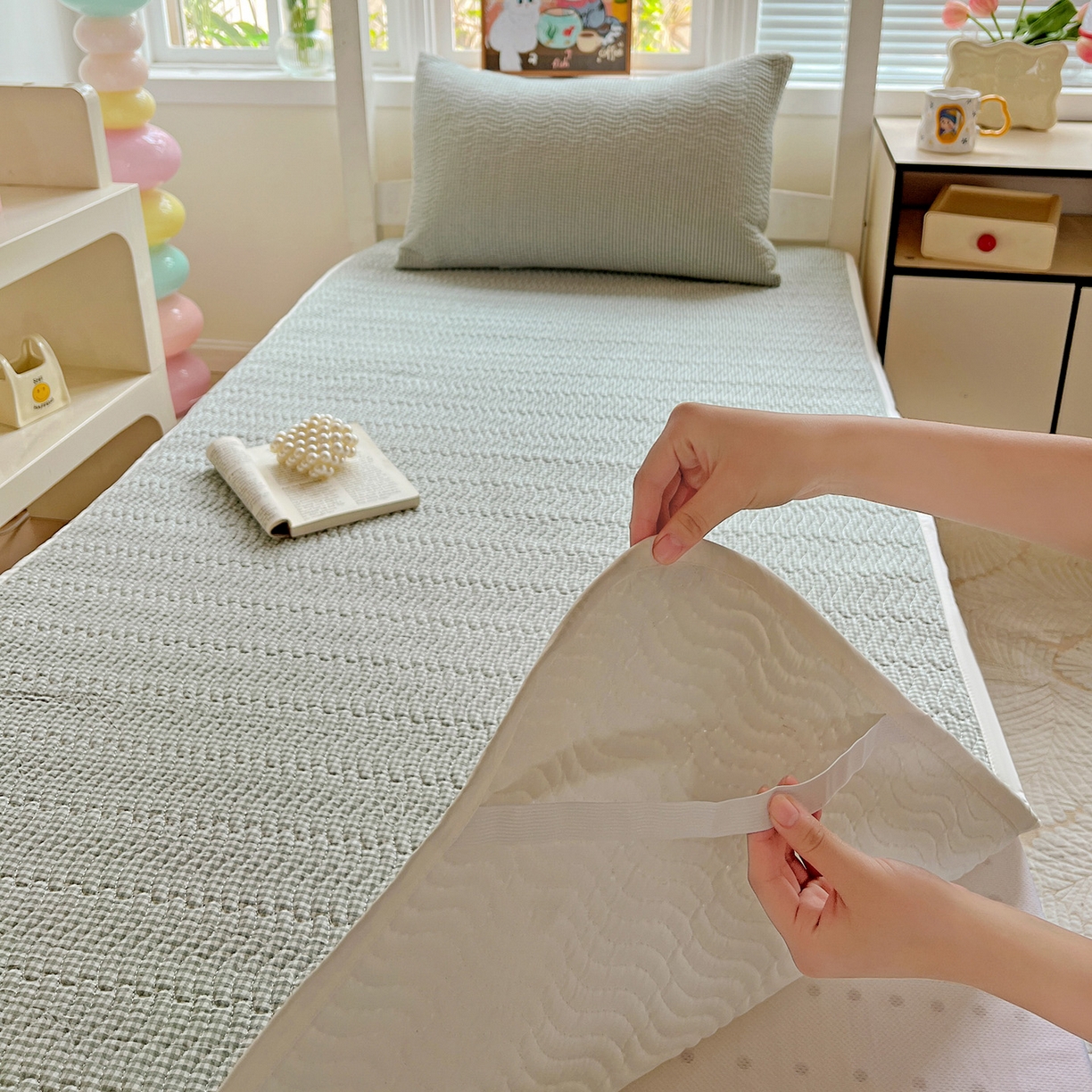 91家纺网 家纺一手货源 找家纺 乐野家居 2025热款学生床全棉色织水洗棉夹棉多功能床垫-床盖 密格绿