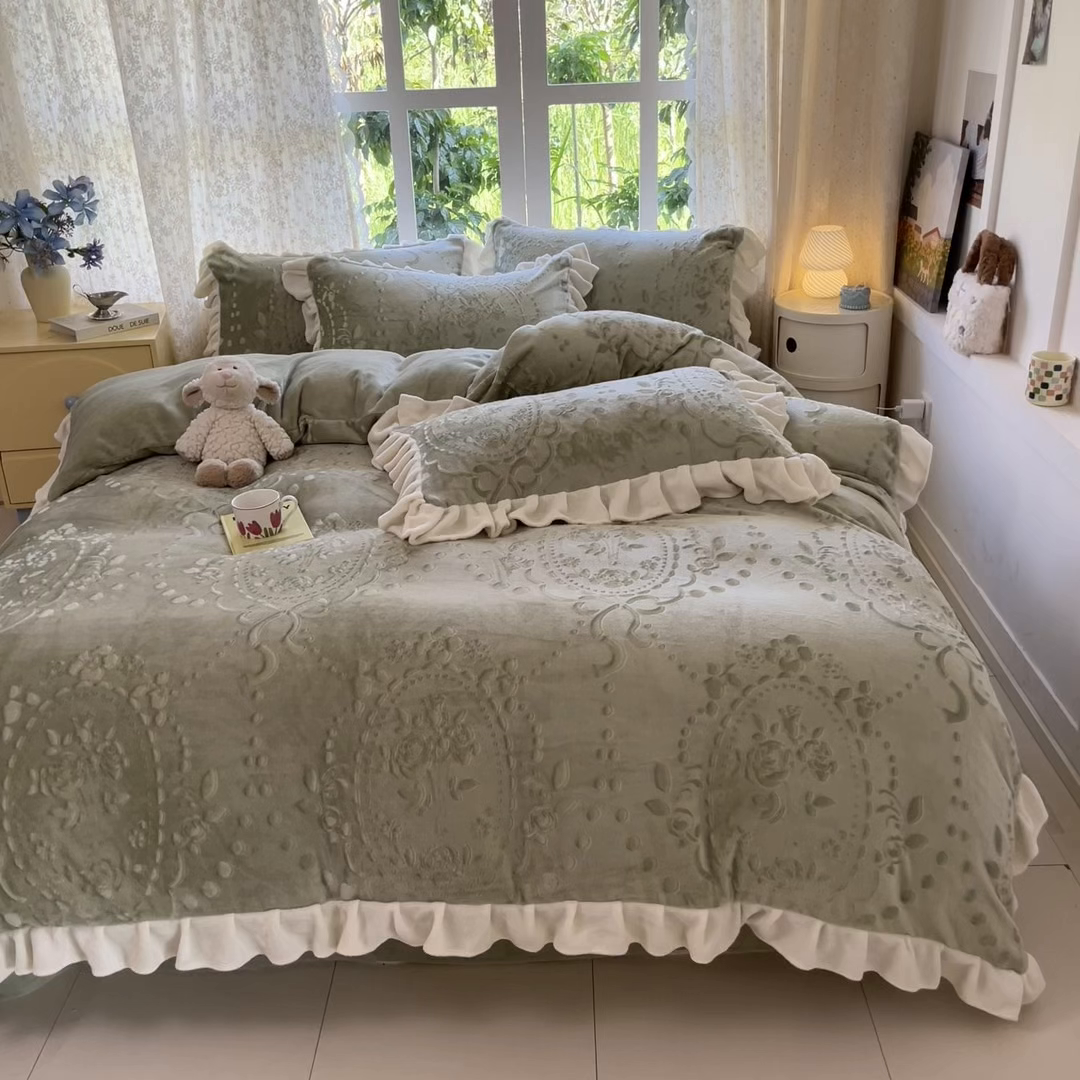 91家纺网 家纺一手货源 找家纺 金阳光家纺 2025新款A类花边款法式风立体雕花牛奶绒四件套-慕斯系列 慕斯-绿色
