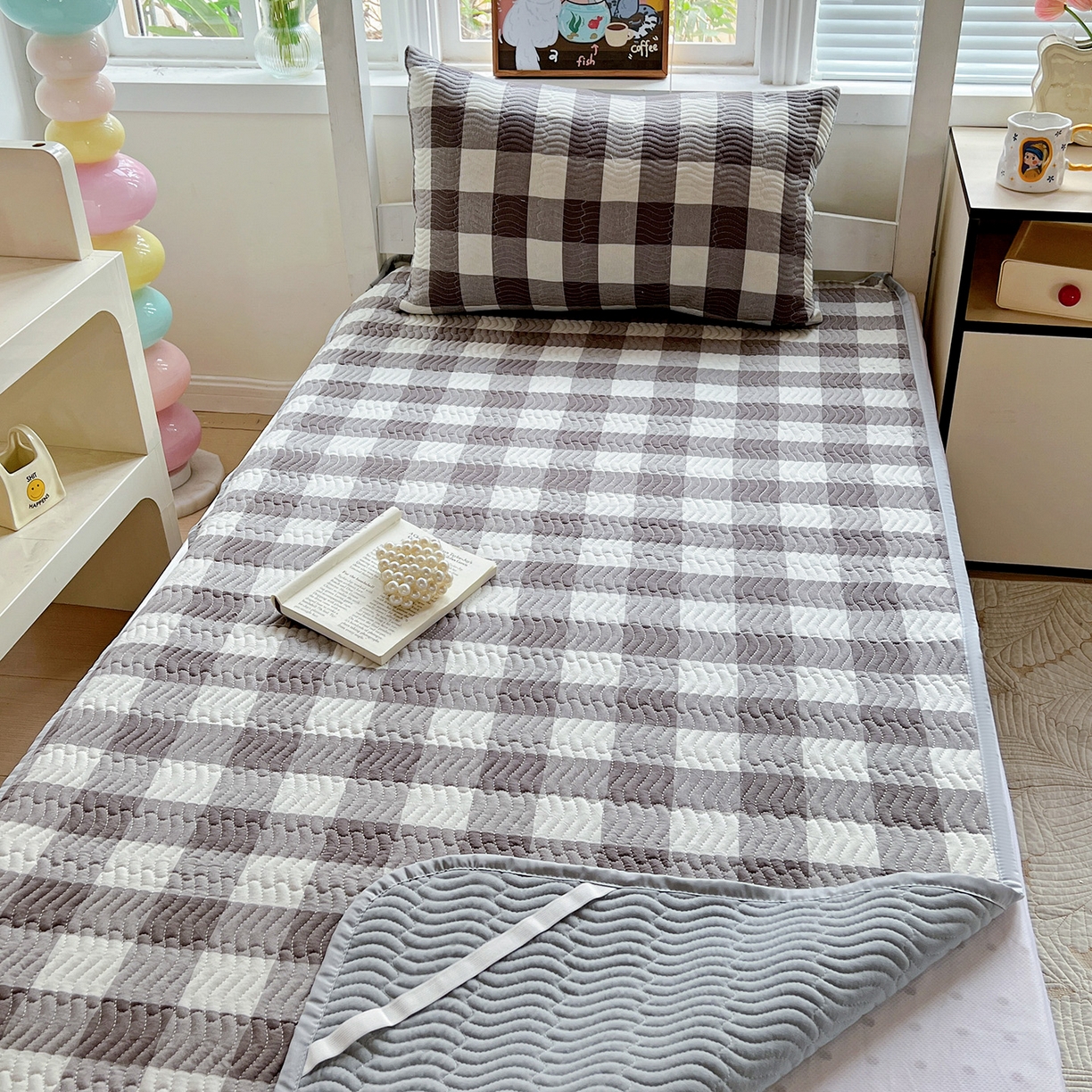 91家纺网 家纺一手货源 找家纺 乐野家居 2025热款学生床全棉色织水洗棉夹棉多功能床垫-床盖 灰中格