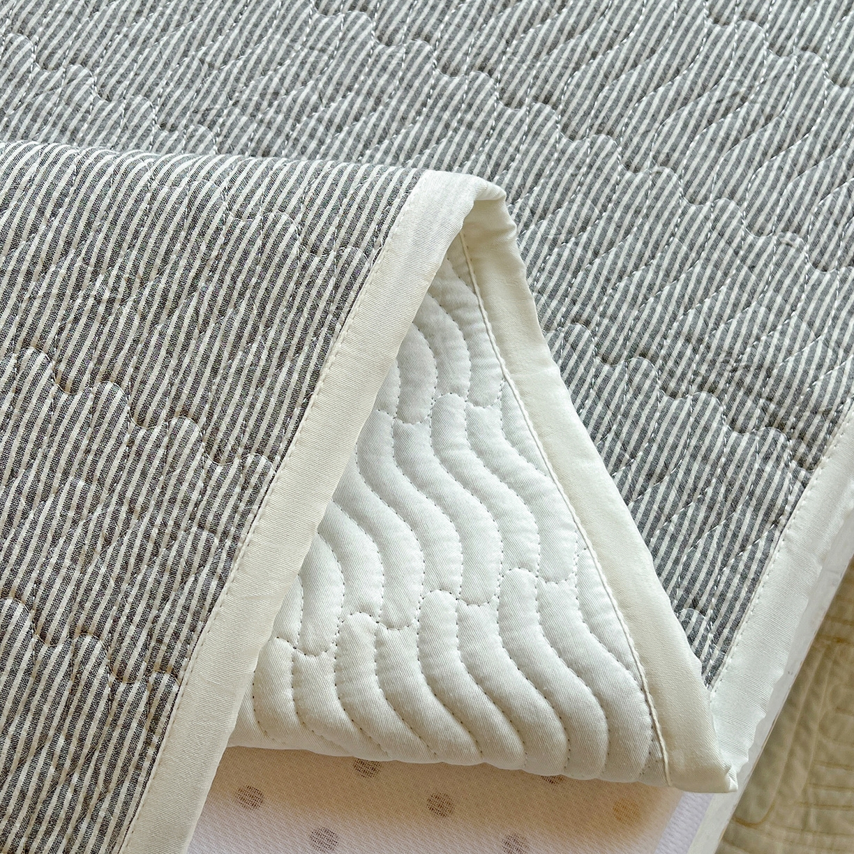 91家纺网 家纺一手货源 找家纺 乐野家居 2025热款学生床全棉色织水洗棉夹棉多功能床垫-床盖 流年深灰