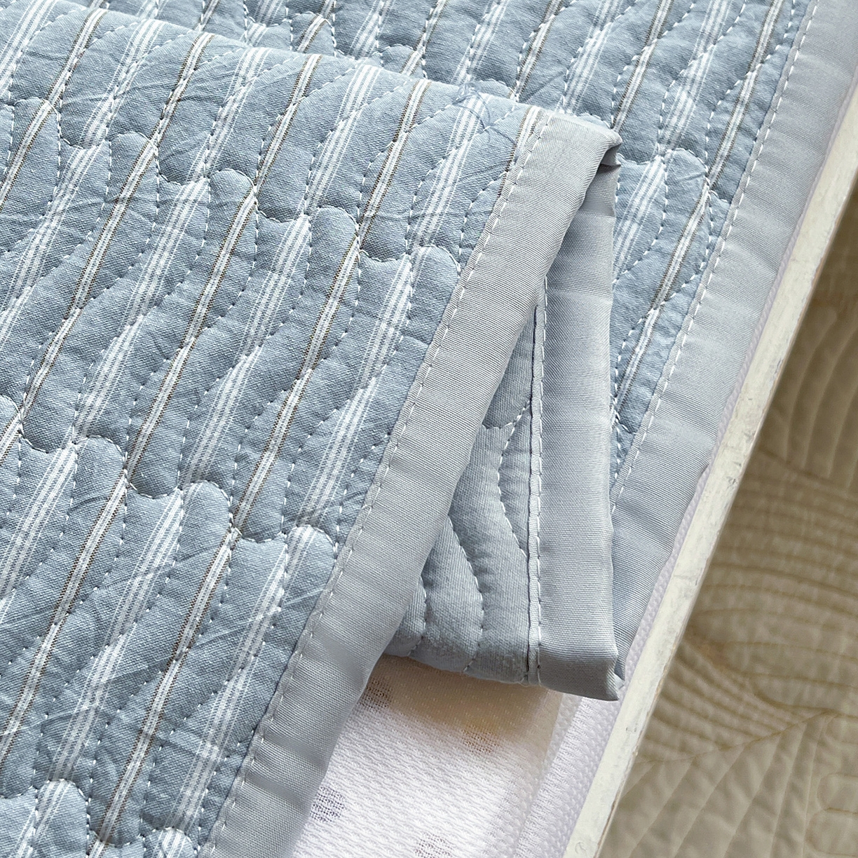 91家纺网 家纺一手货源 找家纺 乐野家居 2025热款学生床全棉色织水洗棉夹棉多功能床垫-床盖 可乐蓝