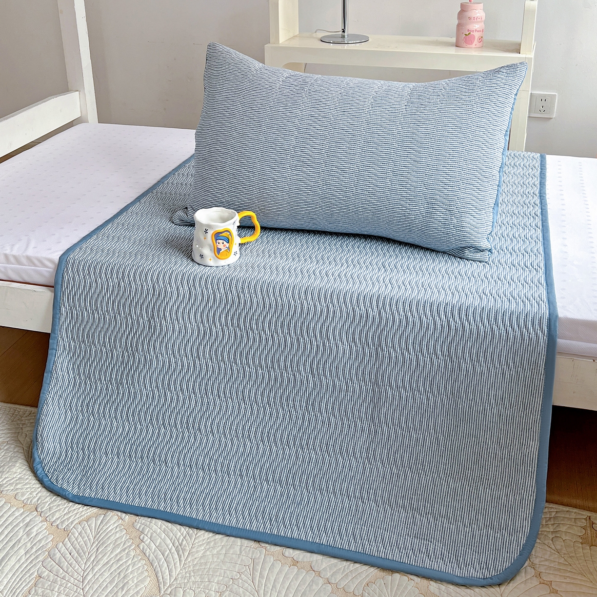 91家纺网 家纺一手货源 找家纺 乐野家居 2025热款学生床全棉色织水洗棉夹棉多功能床垫-床盖 流年布鲁蓝