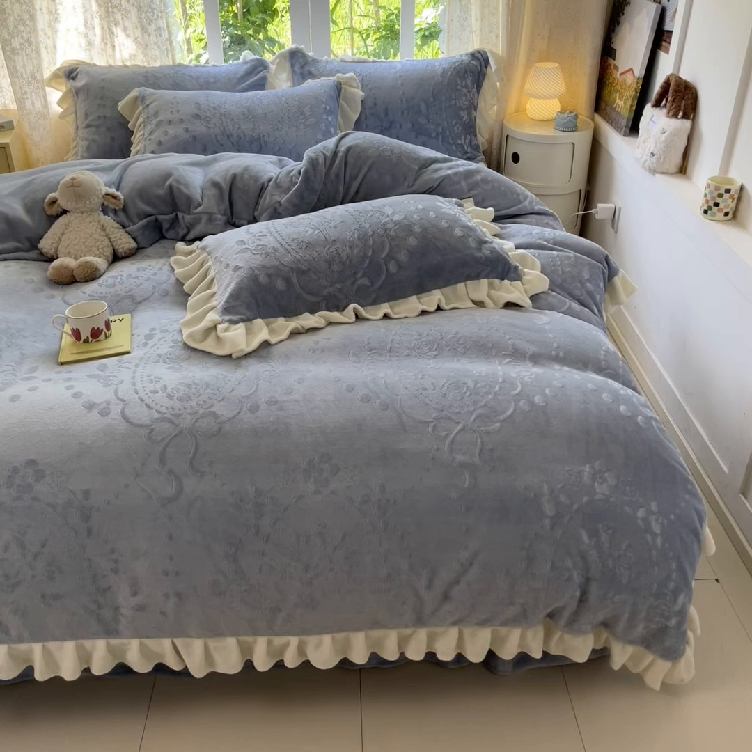 91家纺网 家纺一手货源 找家纺 金阳光家纺 2025新款A类花边款法式风立体雕花牛奶绒四件套-慕斯系列 慕斯-蓝色