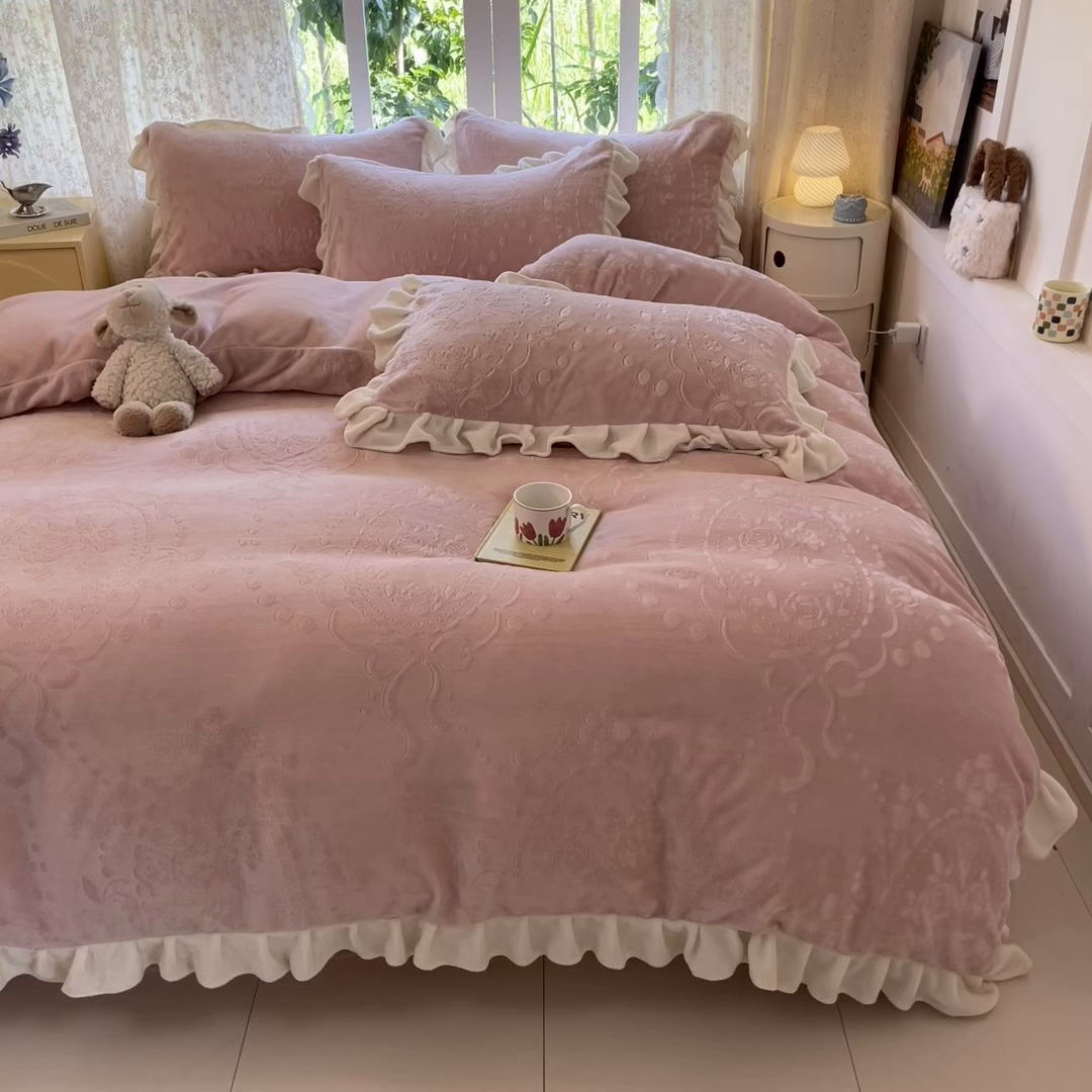 91家纺网 家纺一手货源 找家纺 金阳光家纺 2025新款A类花边款法式风立体雕花牛奶绒四件套-慕斯系列 慕斯-粉色