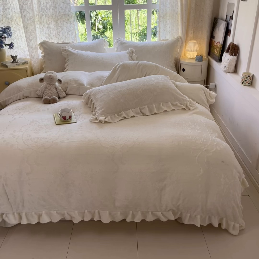 91家纺网 家纺一手货源 找家纺 金阳光家纺 2025新款A类花边款法式风立体雕花牛奶绒四件套-慕斯系列 慕斯-米白色