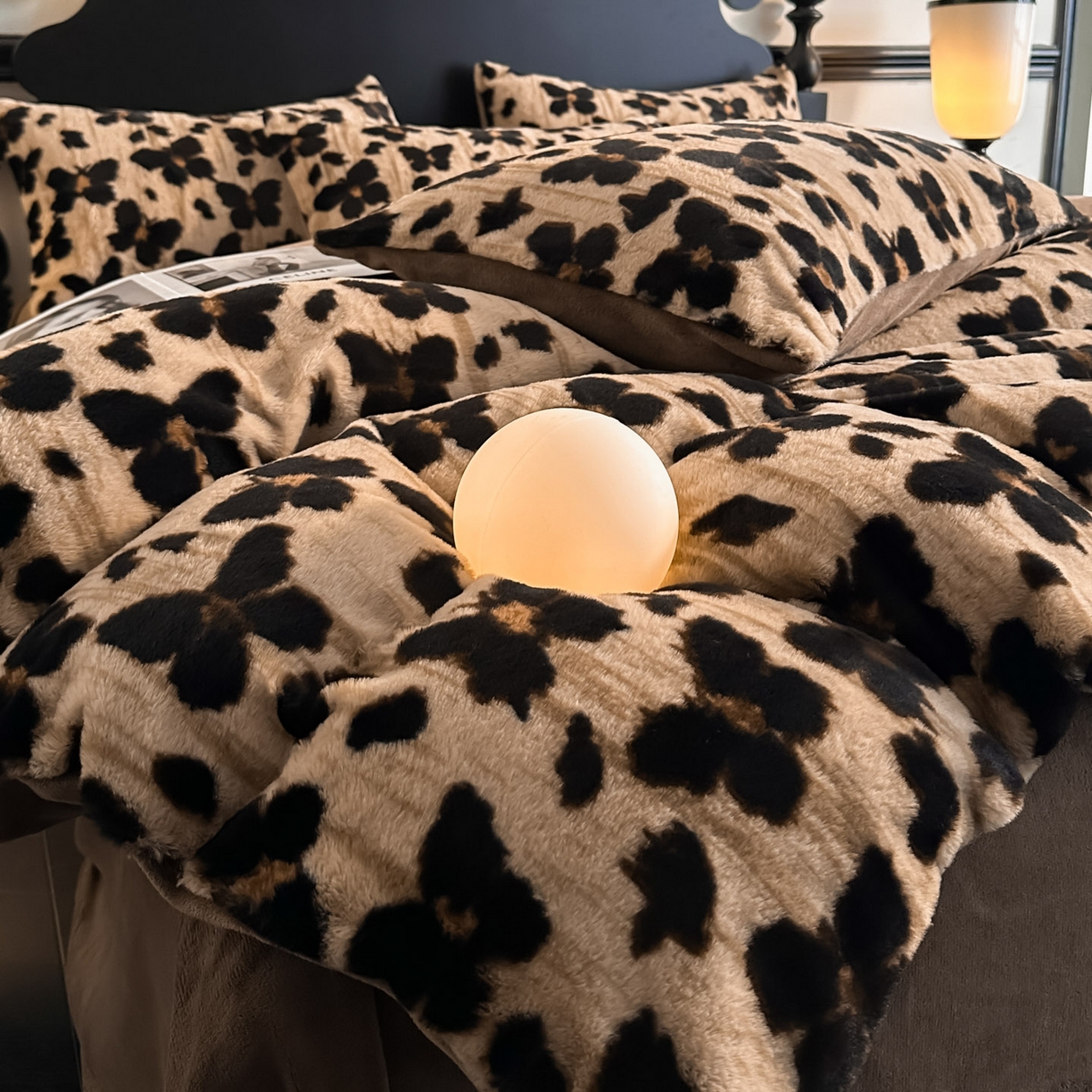 91家纺网 家纺一手货源 找家纺 米彩家纺 2025新款A类高克重兔毛绒印花雕花四件套-美拉德-美拉德系列系列 美拉德-蝶豹咖