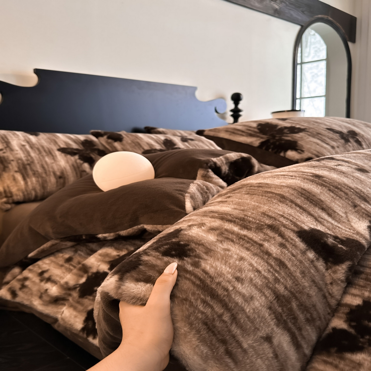 91家纺网 家纺一手货源 找家纺 米彩家纺 2025新款A类高克重兔毛绒印花雕花四件套-美拉德-美拉德系列系列 美拉德-蝶舞咖