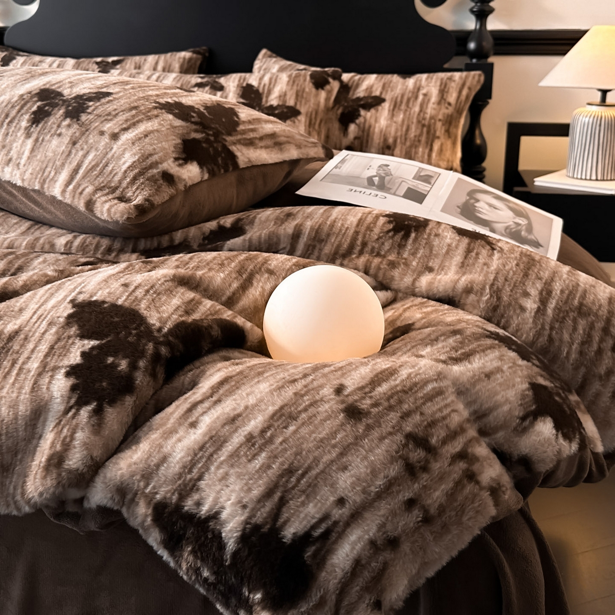 91家纺网 家纺一手货源 找家纺 米彩家纺 2025新款A类高克重兔毛绒印花雕花四件套-美拉德-美拉德系列系列 美拉德-蝶舞咖