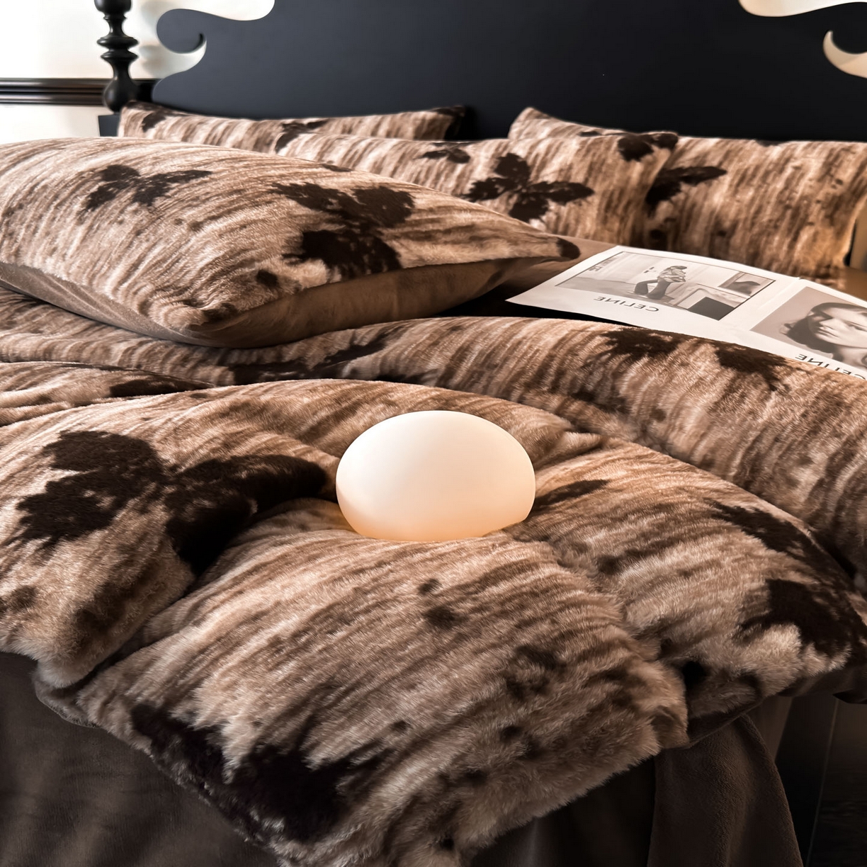 91家纺网 家纺一手货源 找家纺 米彩家纺 2025新款A类高克重兔毛绒印花雕花四件套-美拉德-美拉德系列系列 美拉德-蝶舞咖