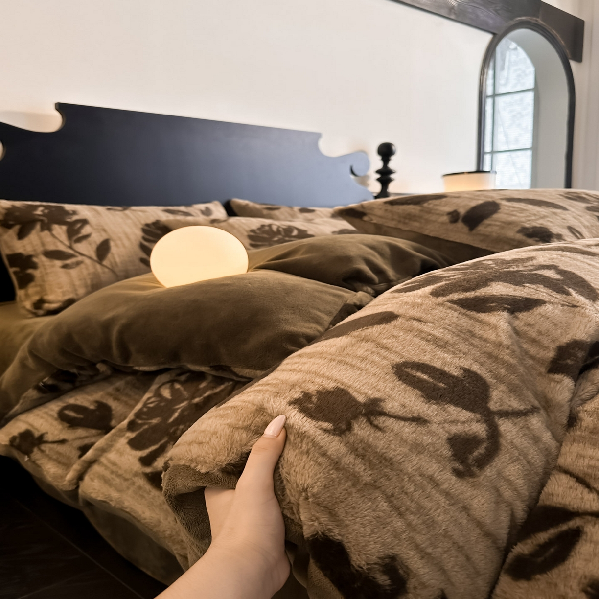 91家纺网 家纺一手货源 找家纺 米彩家纺 2025新款A类高克重兔毛绒印花雕花四件套-美拉德-美拉德系列系列 美拉德-花海咖