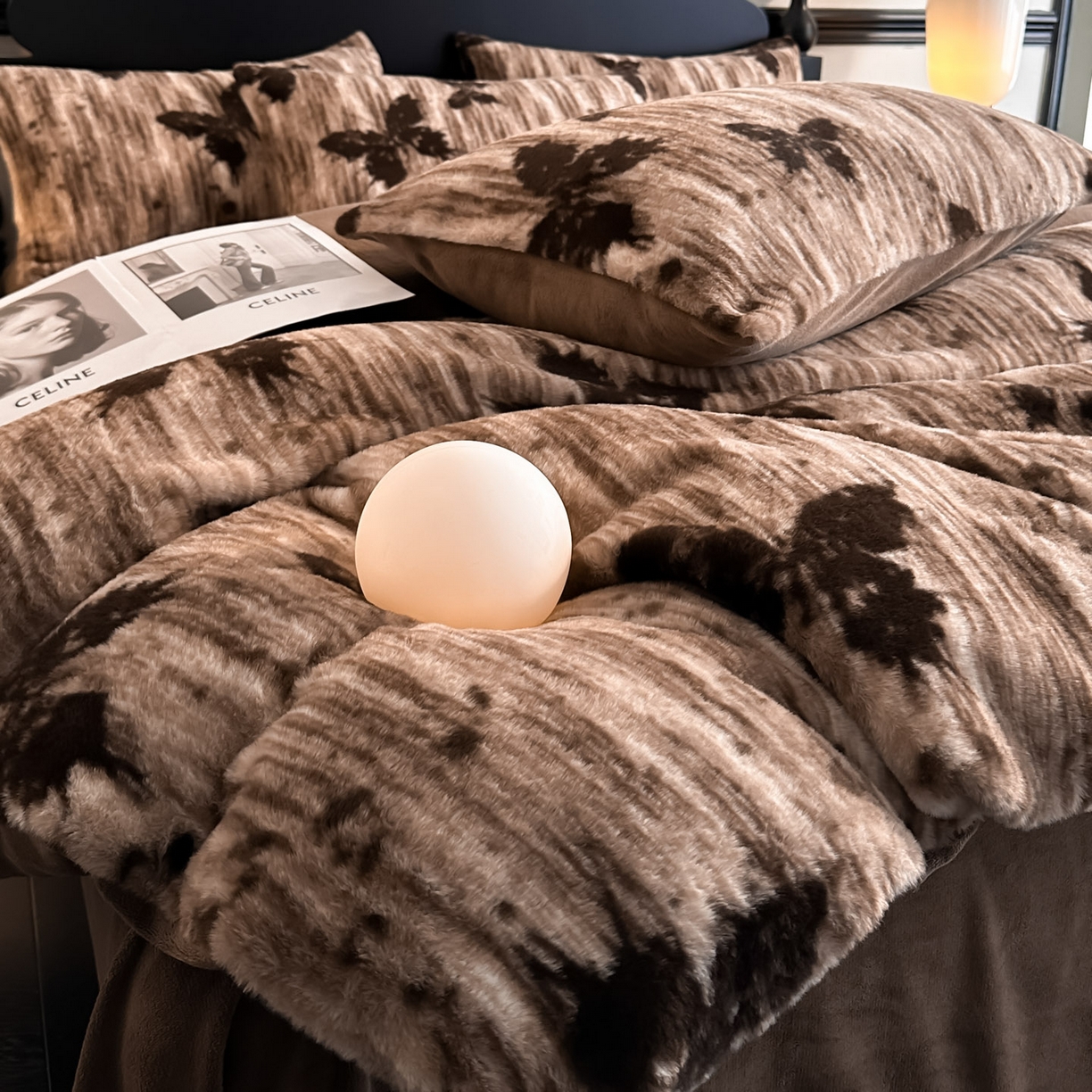 91家纺网 家纺一手货源 找家纺 米彩家纺 2025新款A类高克重兔毛绒印花雕花四件套-美拉德-美拉德系列系列 美拉德-蝶舞咖