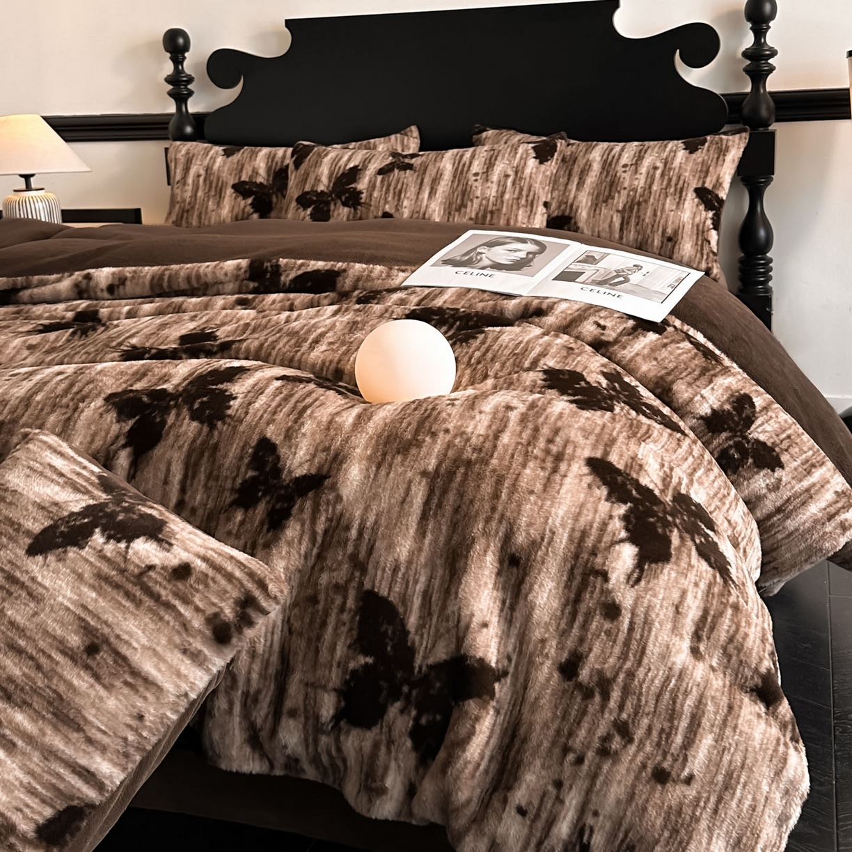 91家纺网 家纺一手货源 找家纺 米彩家纺 2025新款A类高克重兔毛绒印花雕花四件套-美拉德-美拉德系列系列 美拉德-蝶舞咖