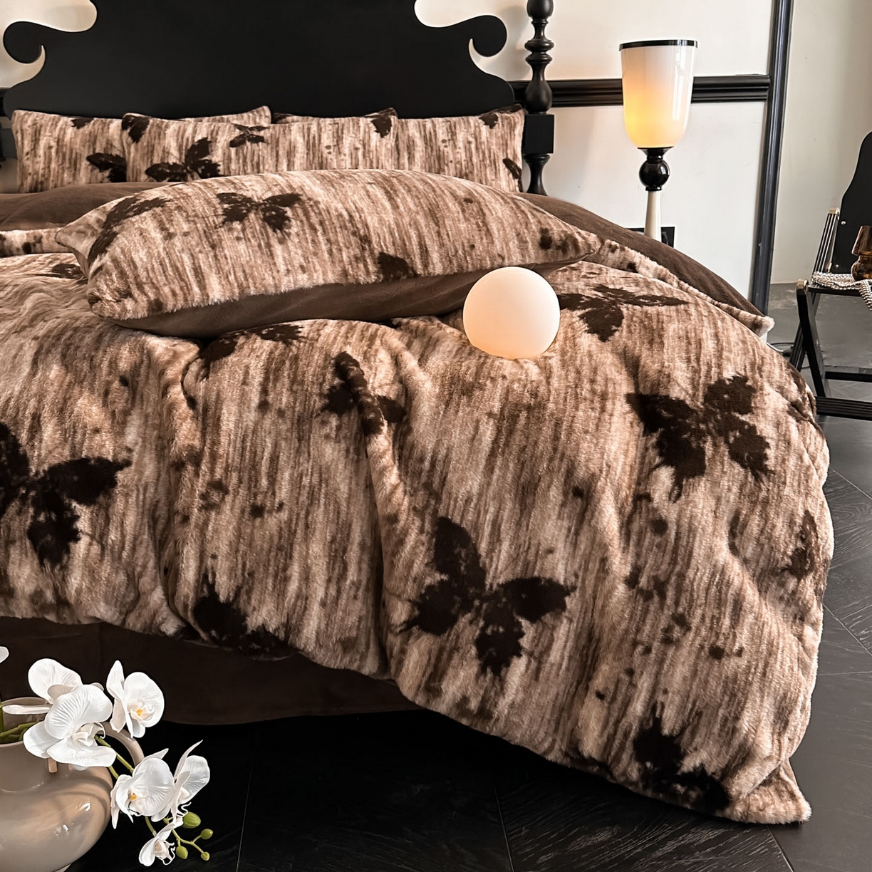 91家纺网 家纺一手货源 找家纺 米彩家纺 2025新款A类高克重兔毛绒印花雕花四件套-美拉德-美拉德系列系列 美拉德-蝶舞咖