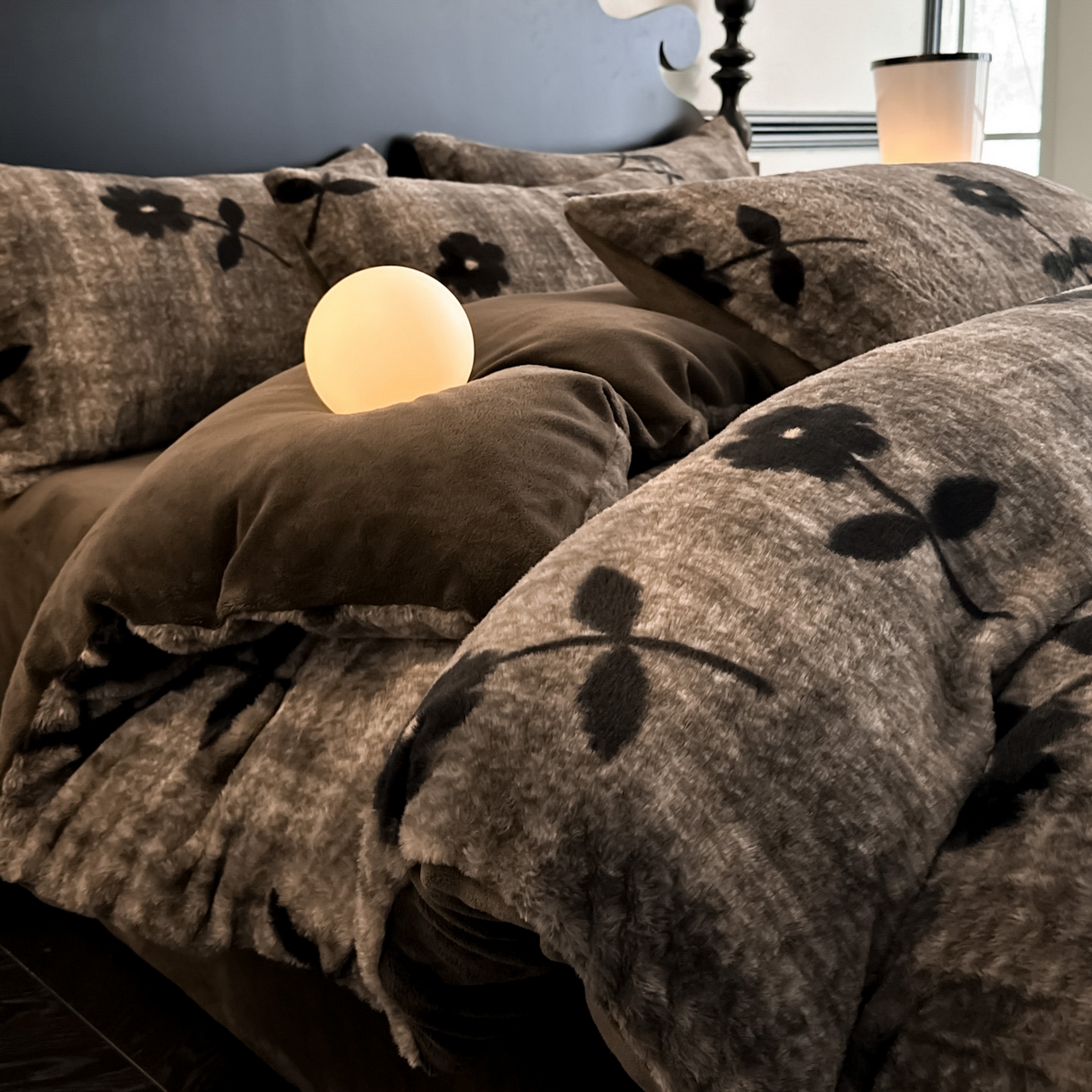 91家纺网 家纺一手货源 找家纺 米彩家纺 2025新款A类高克重兔毛绒印花雕花四件套-美拉德-美拉德系列系列 美拉德-繁花灰