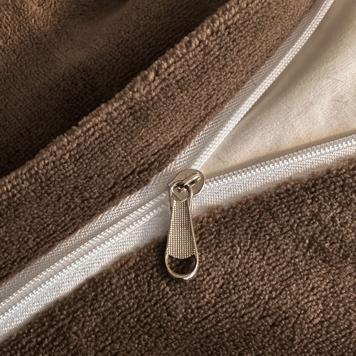 91家纺网 家纺一手货源 找家纺 米彩家纺 2025新款A类高克重兔毛绒印花雕花四件套-美拉德-美拉德系列系列 美拉德-蝶舞咖