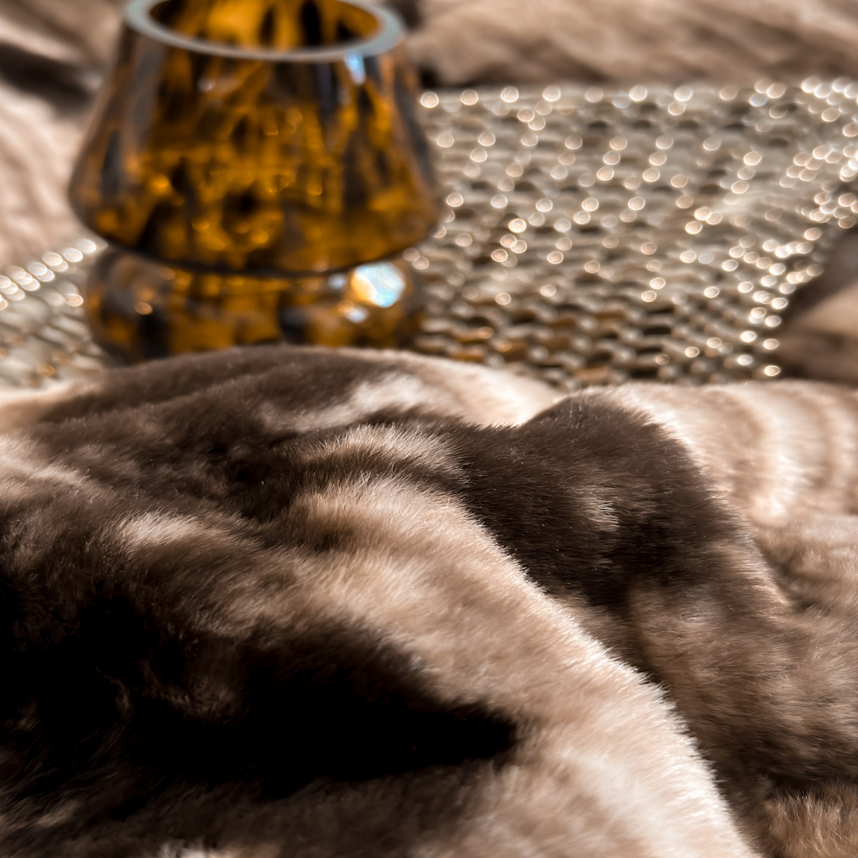 91家纺网 家纺一手货源 找家纺 米彩家纺 2025新款A类高克重兔毛绒印花雕花四件套-美拉德-美拉德系列系列 美拉德-蝶舞咖