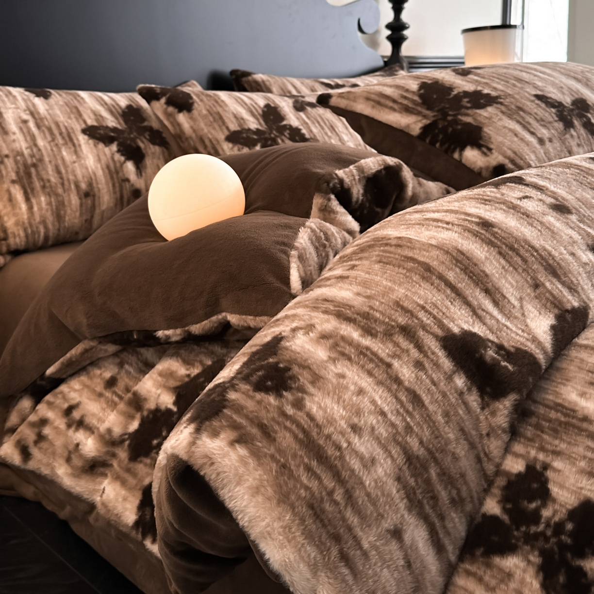 91家纺网 家纺一手货源 找家纺 米彩家纺 2025新款A类高克重兔毛绒印花雕花四件套-美拉德-美拉德系列系列 美拉德-蝶舞咖