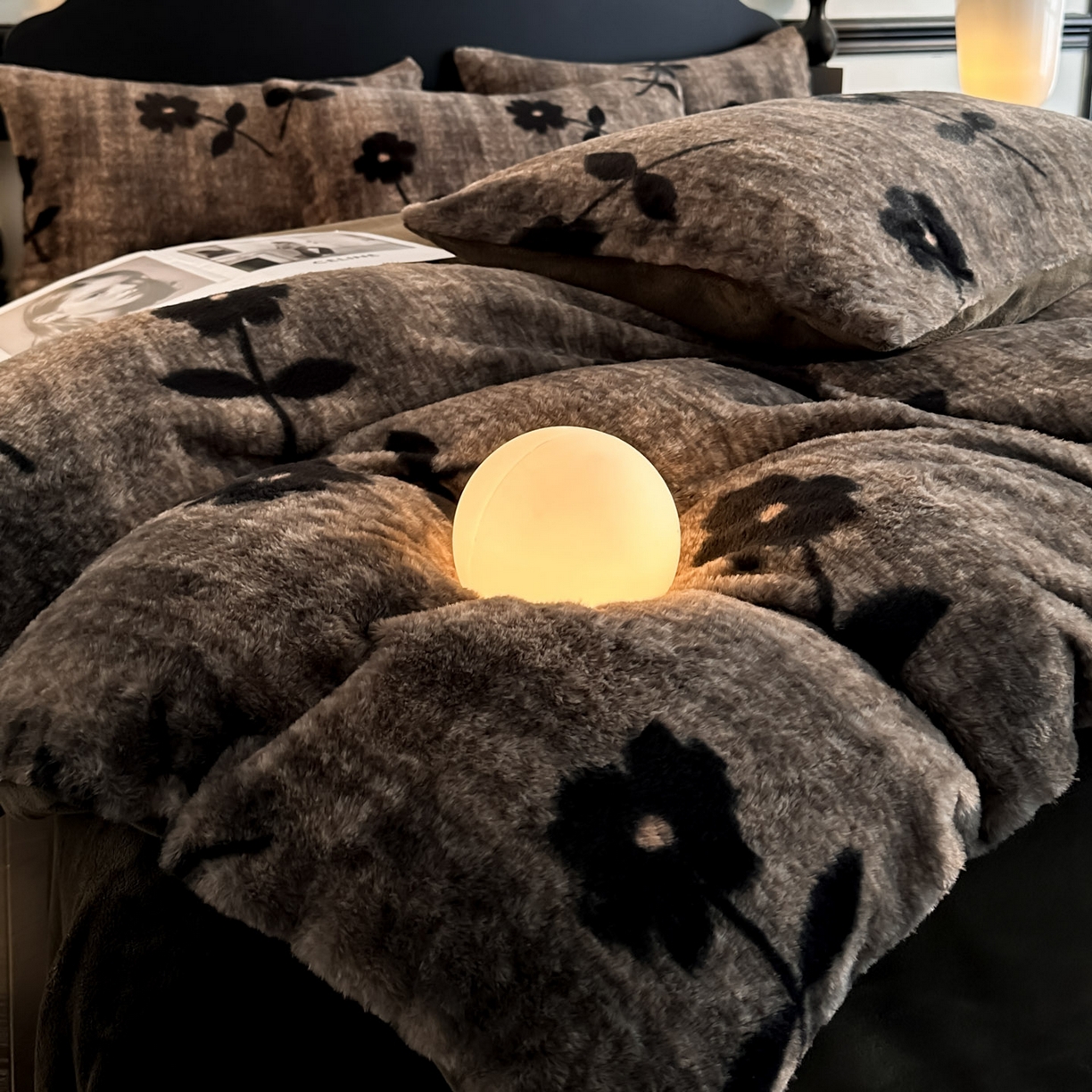 91家纺网 家纺一手货源 找家纺 米彩家纺 2025新款A类高克重兔毛绒印花雕花四件套-美拉德-美拉德系列系列 美拉德-繁花灰