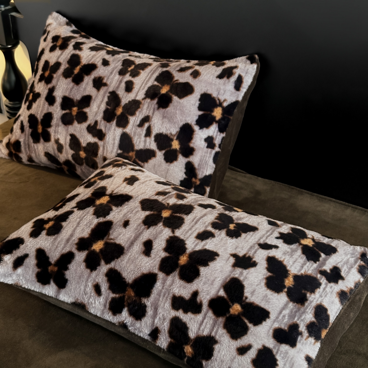 91家纺网 家纺一手货源 找家纺 米彩家纺 2025新款A类高克重兔毛绒印花雕花四件套-美拉德-美拉德系列系列 美拉德-蝶豹灰