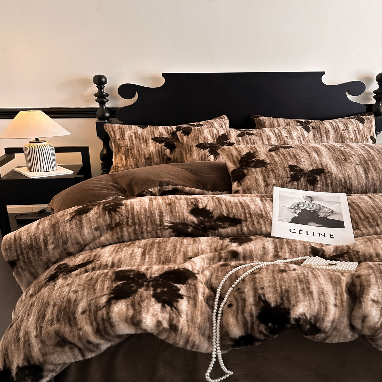 91家纺网 家纺一手货源 找家纺 米彩家纺 2025新款A类高克重兔毛绒印花雕花四件套-美拉德-美拉德系列系列 美拉德-蝶舞咖