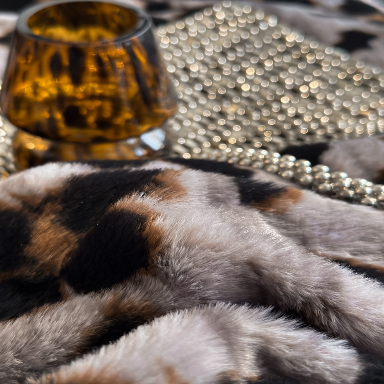 91家纺网 家纺一手货源 找家纺 米彩家纺 2025新款A类高克重兔毛绒印花雕花四件套-美拉德-美拉德系列系列 美拉德-蝶豹灰