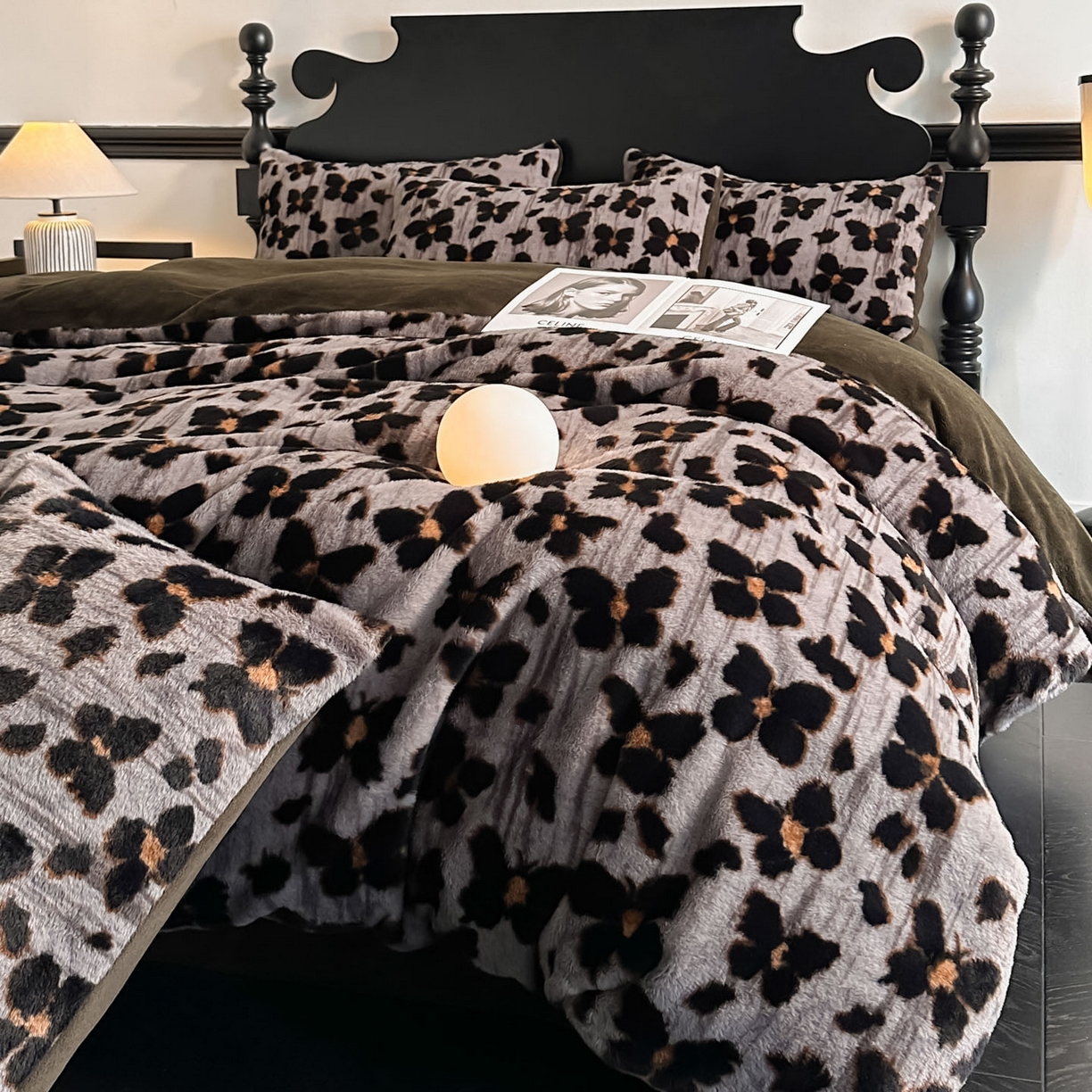 91家纺网 家纺一手货源 找家纺 米彩家纺 2025新款A类高克重兔毛绒印花雕花四件套-美拉德-美拉德系列系列 美拉德-蝶豹灰