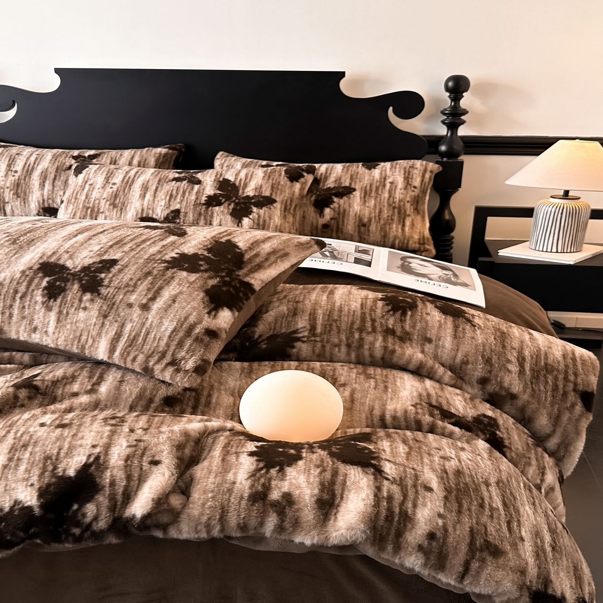 91家纺网 家纺一手货源 找家纺 米彩家纺 2025新款A类高克重兔毛绒印花雕花四件套-美拉德-美拉德系列系列 美拉德-蝶舞咖