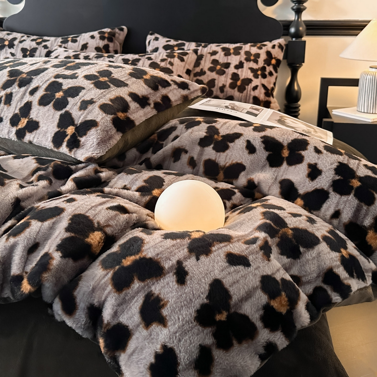 91家纺网 家纺一手货源 找家纺 米彩家纺 2025新款A类高克重兔毛绒印花雕花四件套-美拉德-美拉德系列系列 美拉德-蝶豹灰