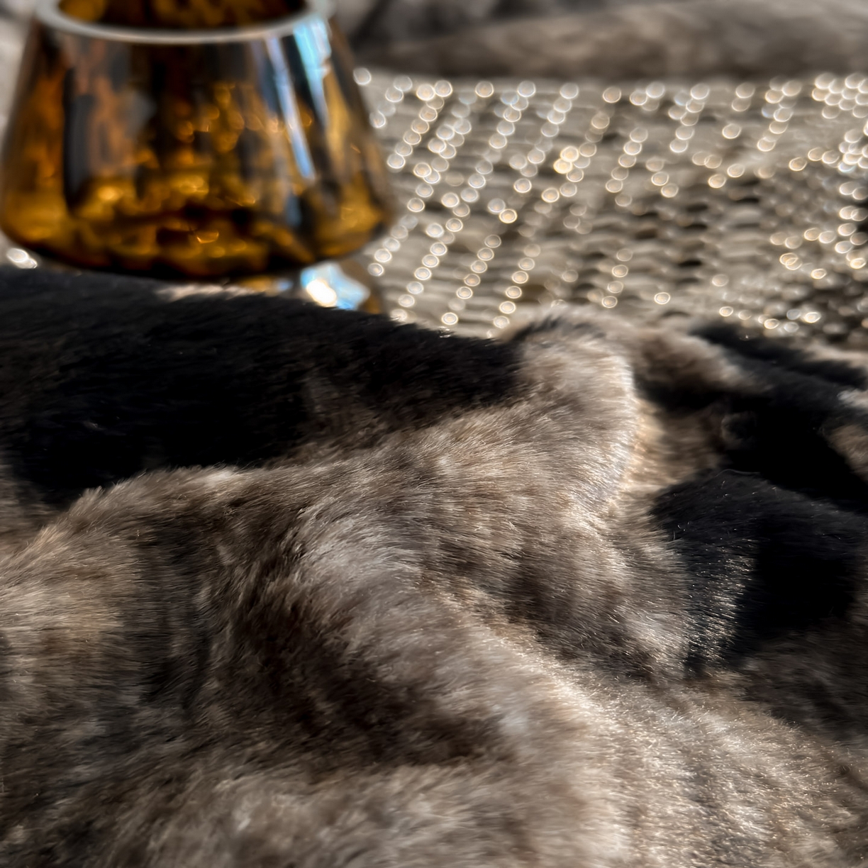 91家纺网 家纺一手货源 找家纺 米彩家纺 2025新款A类高克重兔毛绒印花雕花四件套-美拉德-美拉德系列系列 美拉德-繁花灰