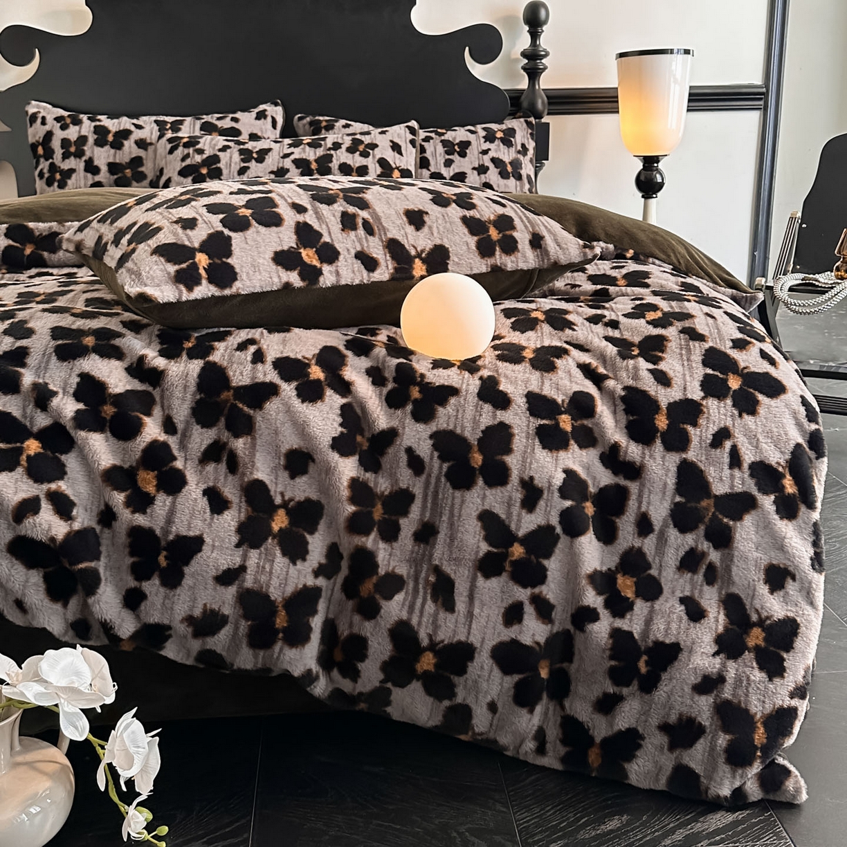 91家纺网 家纺一手货源 找家纺 米彩家纺 2025新款A类高克重兔毛绒印花雕花四件套-美拉德-美拉德系列系列 美拉德-蝶豹灰