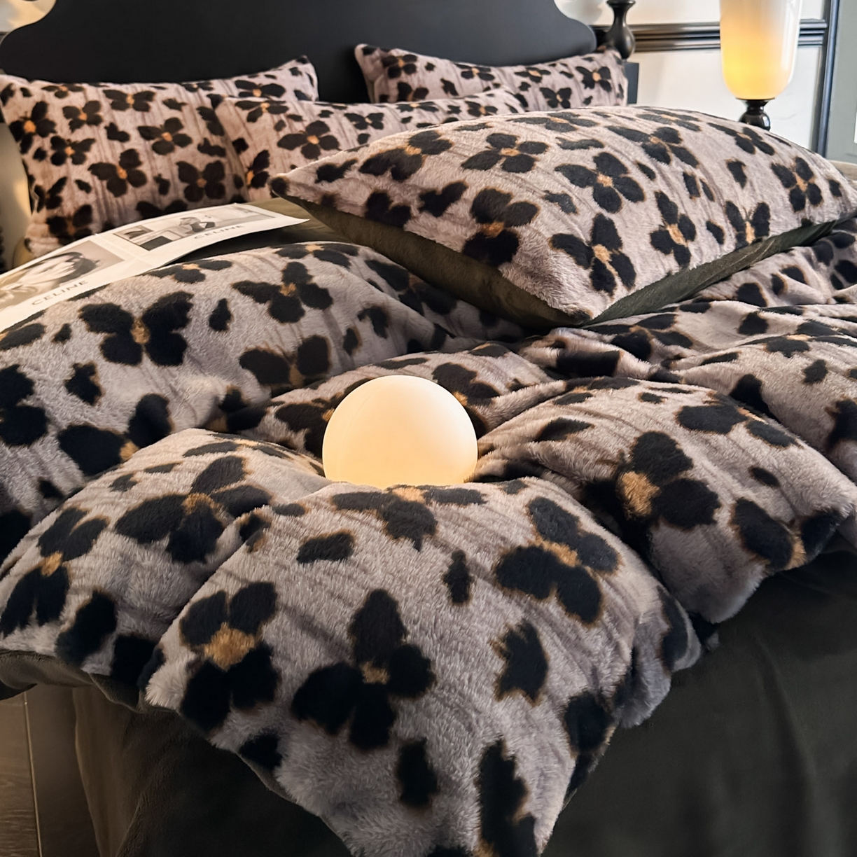 91家纺网 家纺一手货源 找家纺 米彩家纺 2025新款A类高克重兔毛绒印花雕花四件套-美拉德-美拉德系列系列 美拉德-蝶豹灰