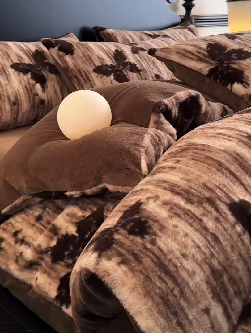 91家纺网 家纺一手货源 找家纺 米彩家纺 2025新款A类高克重兔毛绒印花雕花四件套-美拉德-美拉德系列系列 美拉德-蝶舞咖