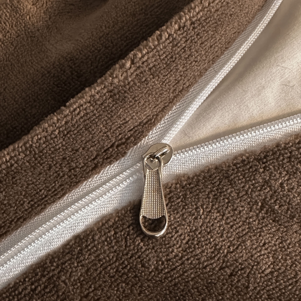 91家纺网 家纺一手货源 找家纺 米彩家纺 2025新款A类高克重兔毛绒印花雕花四件套-美拉德-美拉德系列系列 美拉德-蝶豹咖