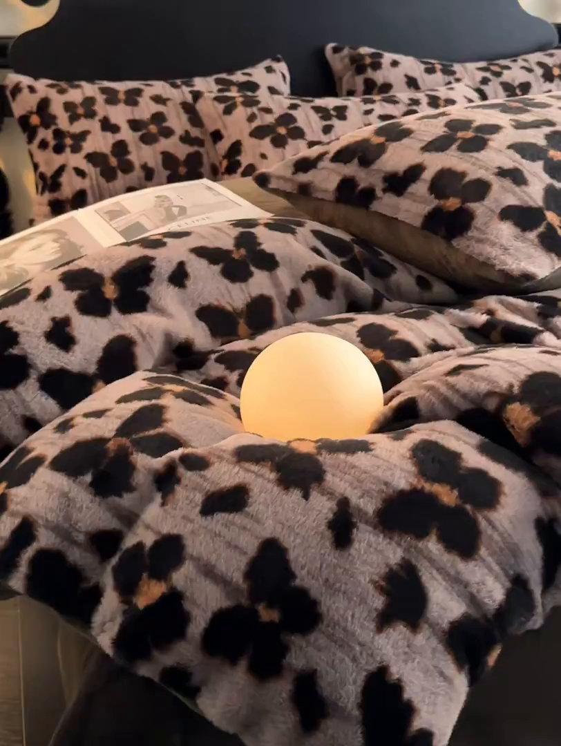 91家纺网 家纺一手货源 找家纺 米彩家纺 2025新款A类高克重兔毛绒印花雕花四件套-美拉德-美拉德系列系列 美拉德-蝶豹灰