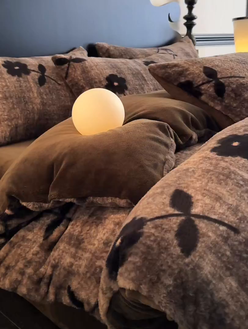 91家纺网 家纺一手货源 找家纺 米彩家纺 2025新款A类高克重兔毛绒印花雕花四件套-美拉德-美拉德系列系列 美拉德-繁花灰