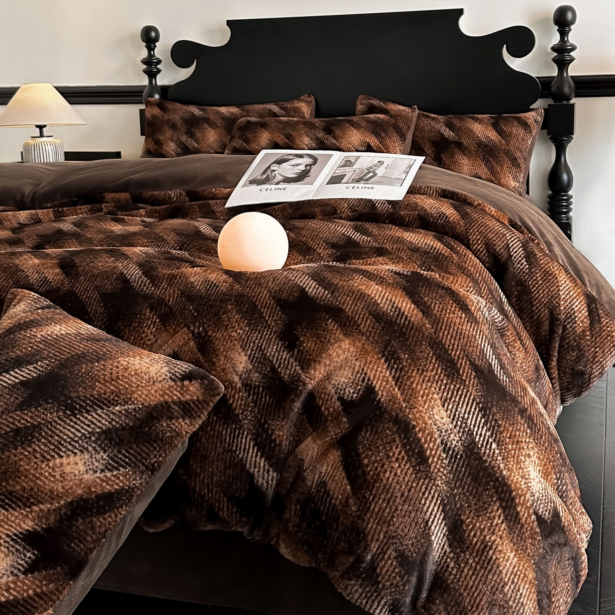 91家纺网 家纺一手货源 找家纺 米彩家纺 2025新款A类高克重兔毛绒印花雕花四件套-美拉德-美拉德系列系列 美拉德-千鸟格咖