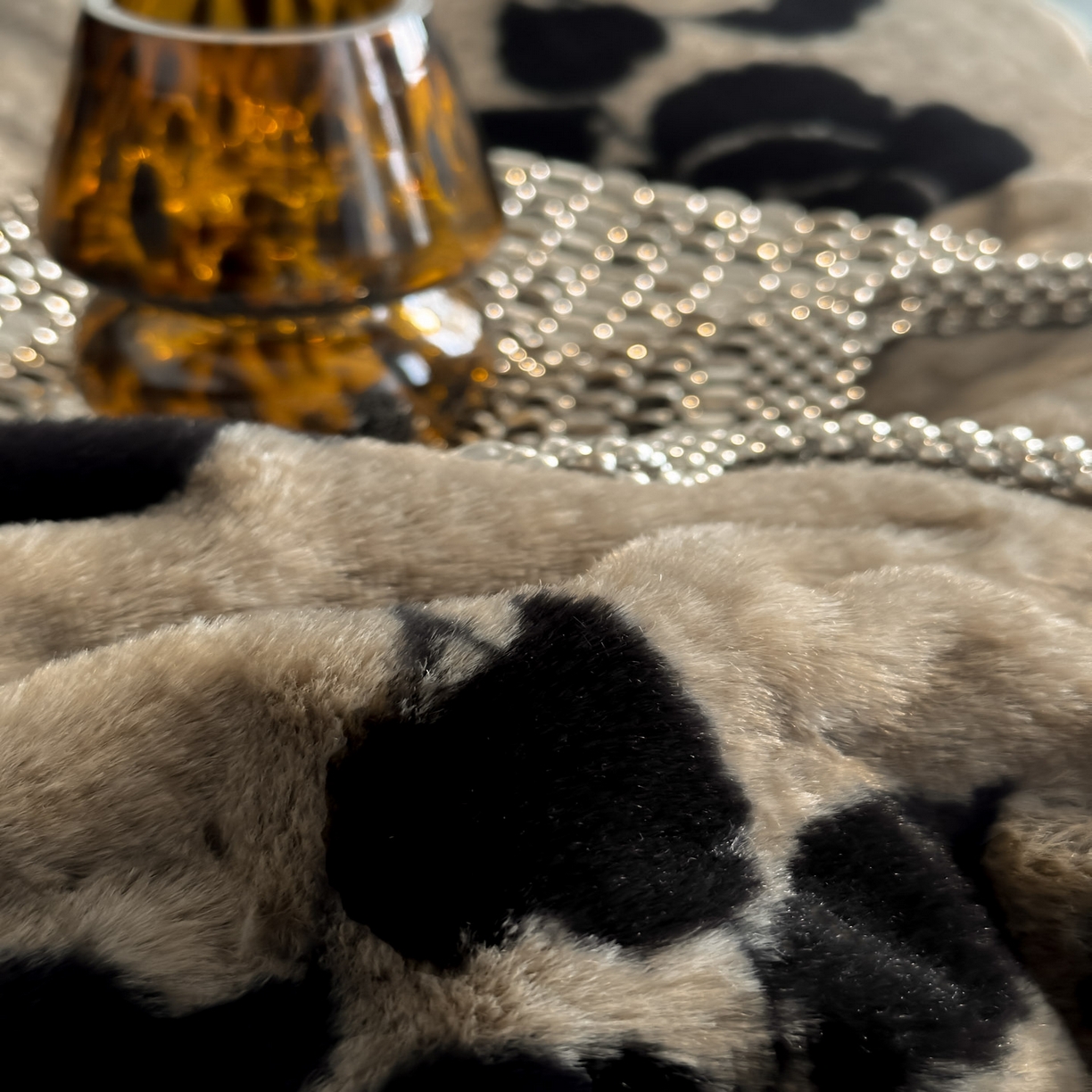 91家纺网 家纺一手货源 找家纺 米彩家纺 2025新款A类高克重兔毛绒印花雕花四件套-美拉德-美拉德系列系列 美拉德-盛放灰