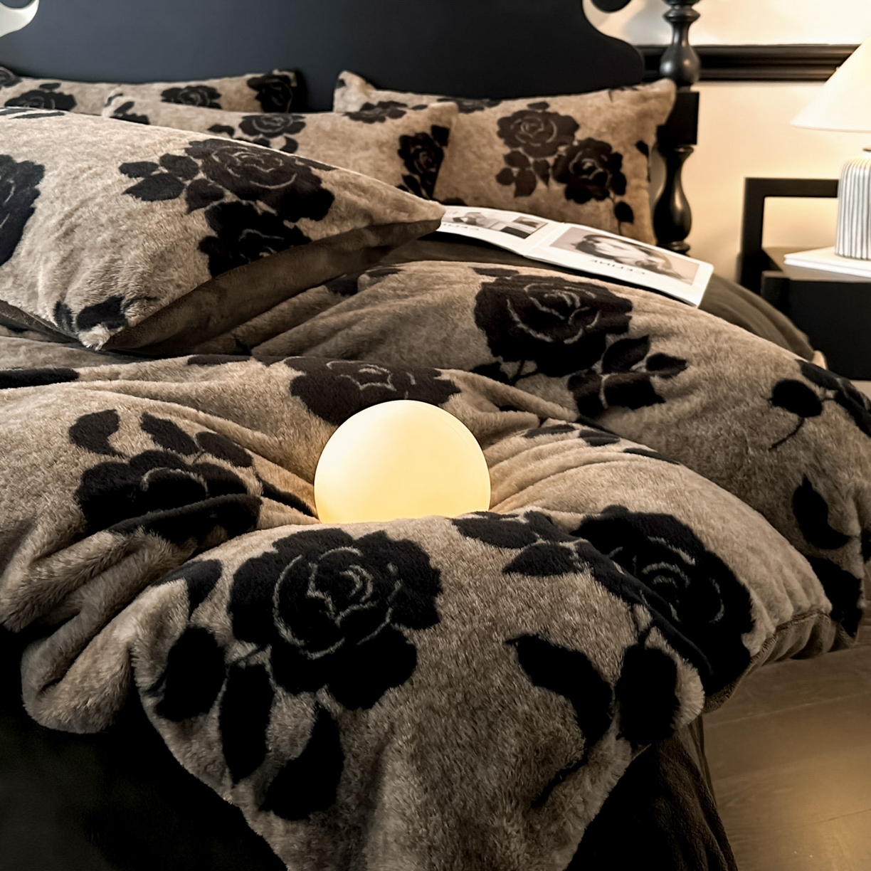 91家纺网 家纺一手货源 找家纺 米彩家纺 2025新款A类高克重兔毛绒印花雕花四件套-美拉德-美拉德系列系列 美拉德-盛放灰