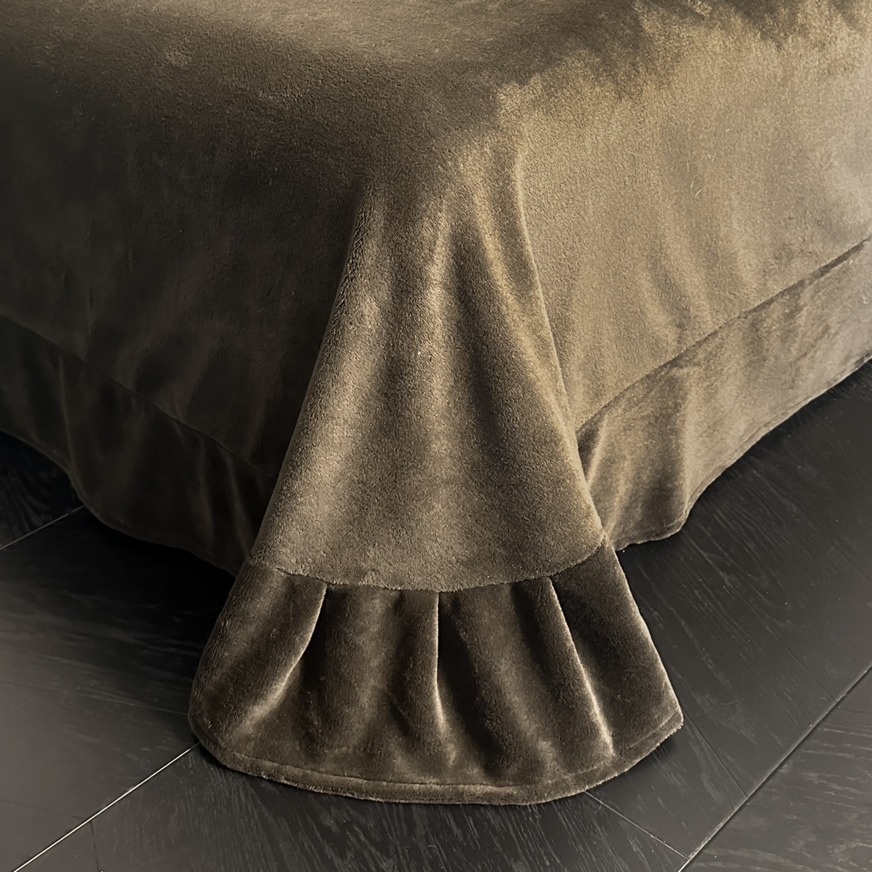 91家纺网 家纺一手货源 找家纺 米彩家纺 2025新款A类高克重兔毛绒印花雕花四件套-美拉德-美拉德系列系列 美拉德-盛放灰